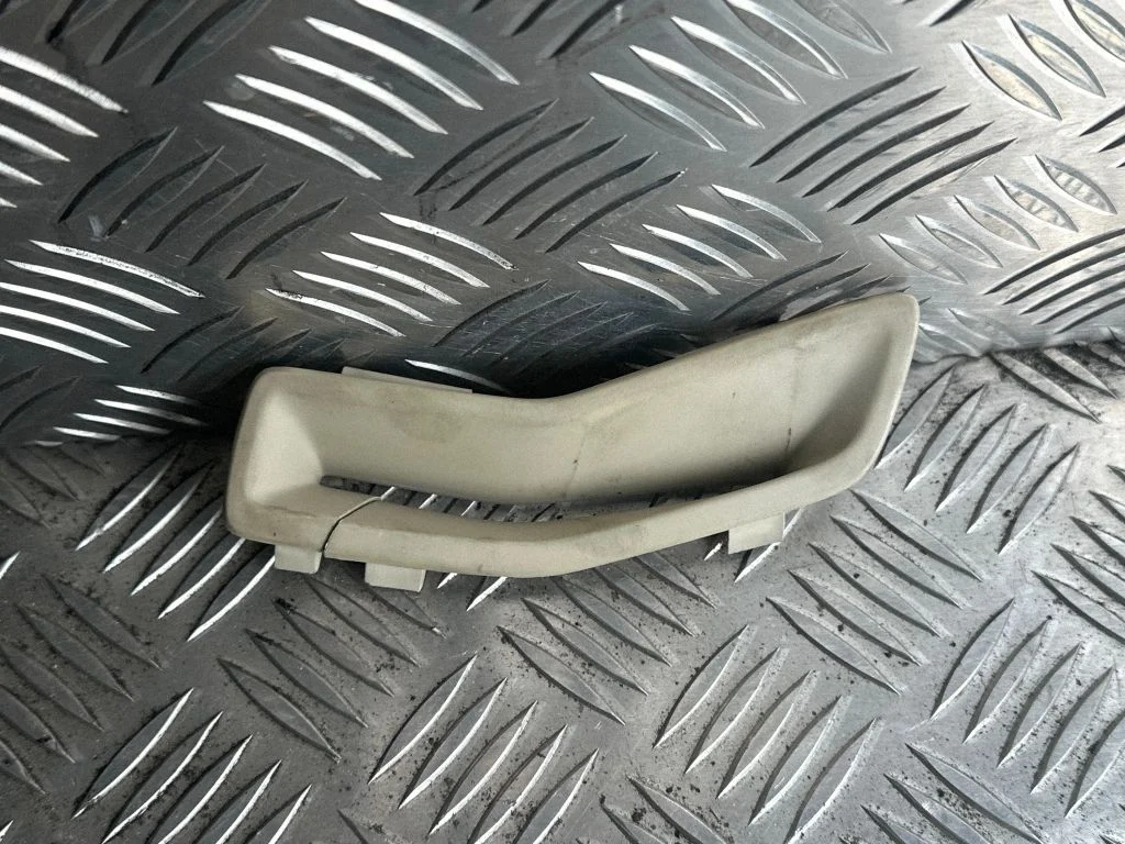 Seat belt trim – Volvo XC60 (2009-2013)