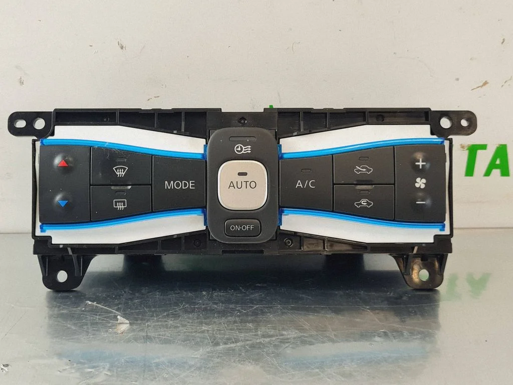 Interior fan control switch – Nissan Leaf I (ZE0) (2010-2017)