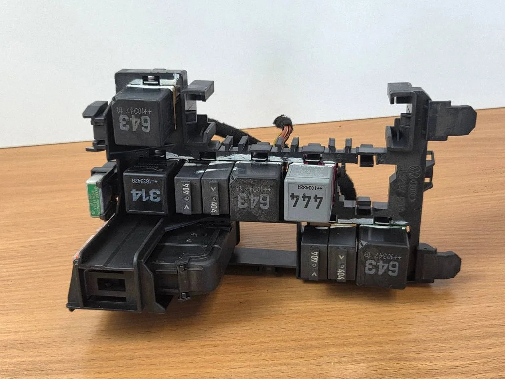 Relay mounting block 4L1937503