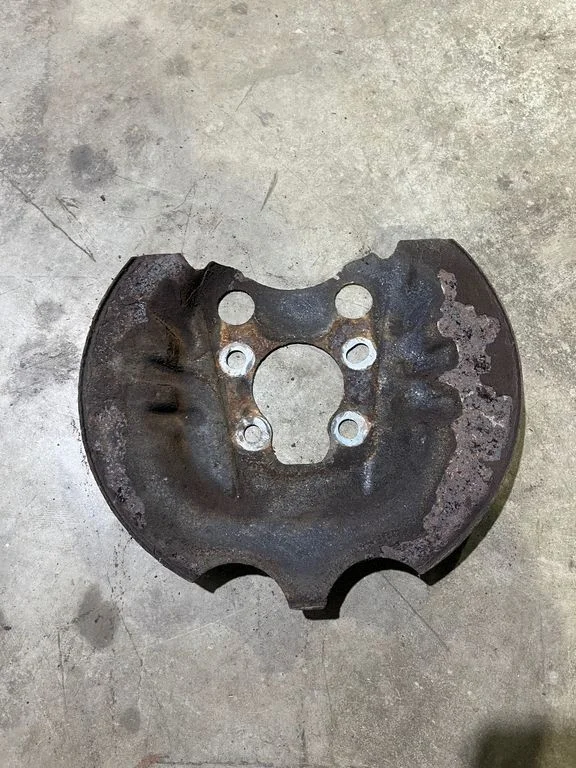 Rear brake disc plate dust cover