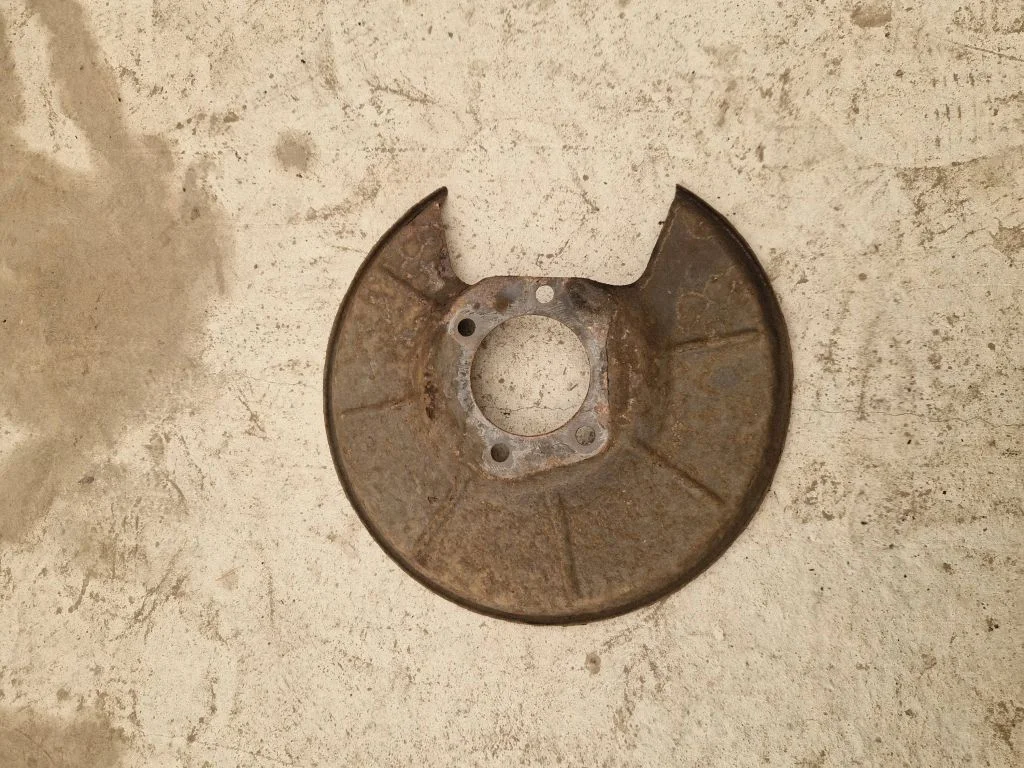 Rear brake disc plate dust cover