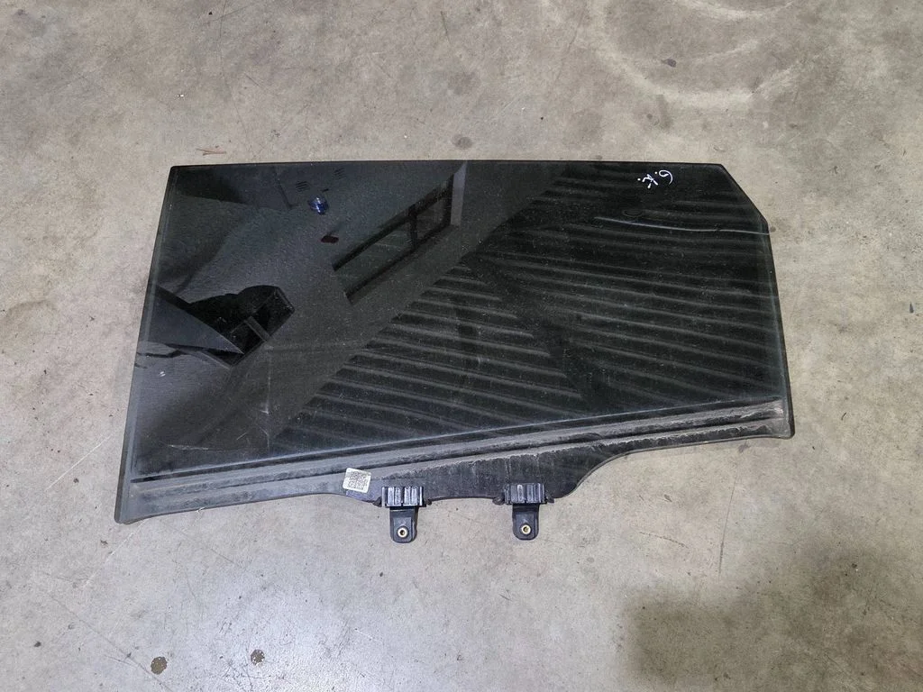 Rear door window glass 824131Y000