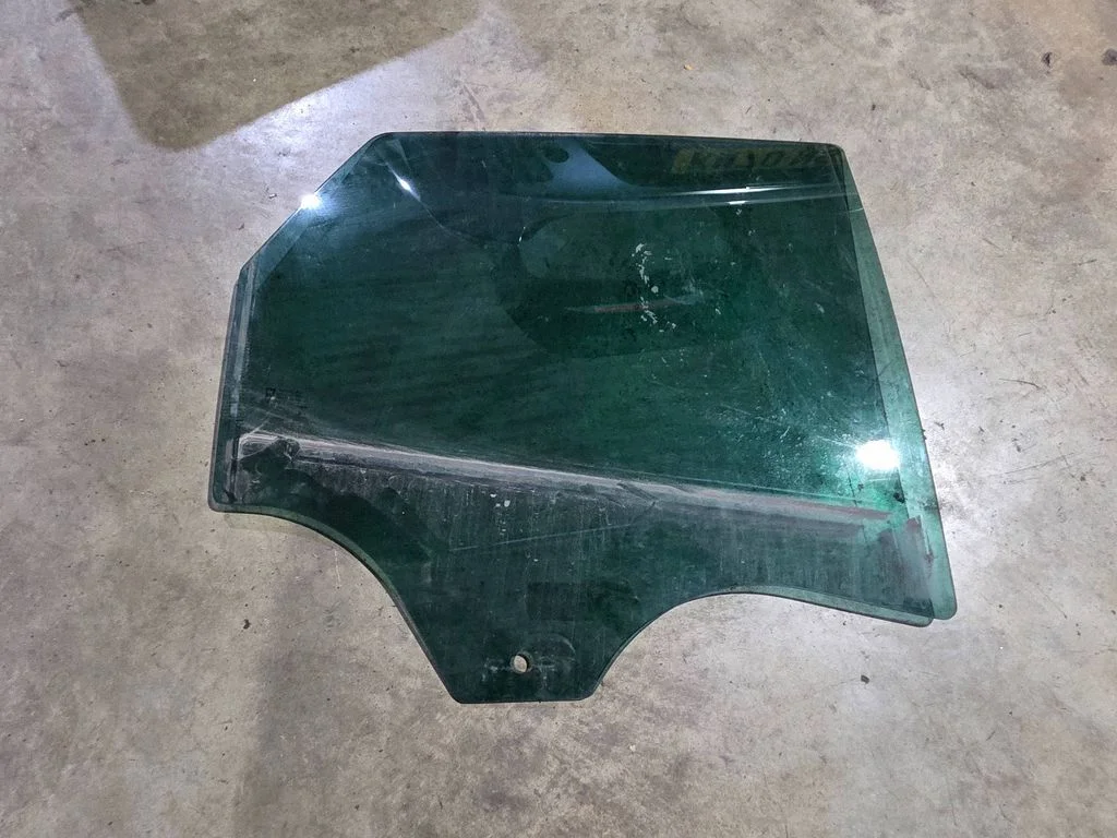 Rear door window glass DOT747AS3M535