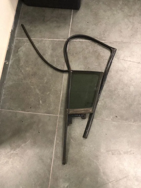 Rear vent window glass 43R00351