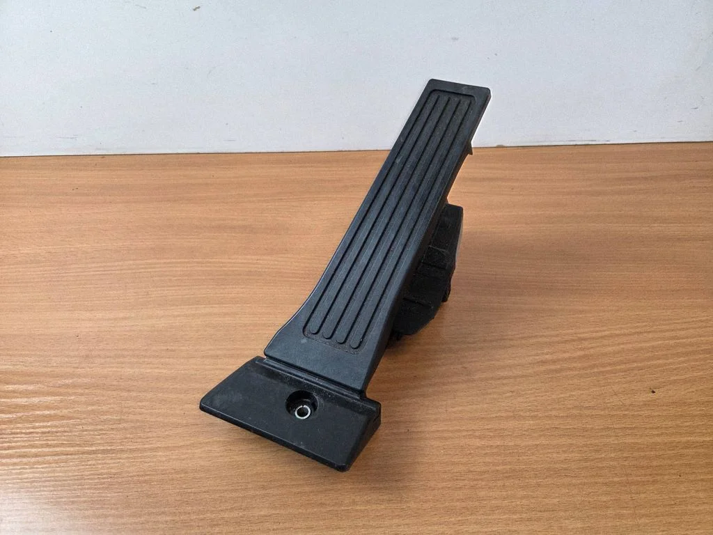 Accelerator throttle pedal