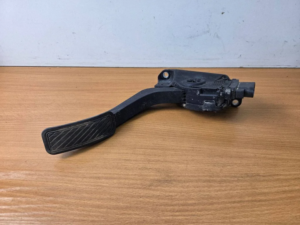 Accelerator throttle pedal 8V219F836AB