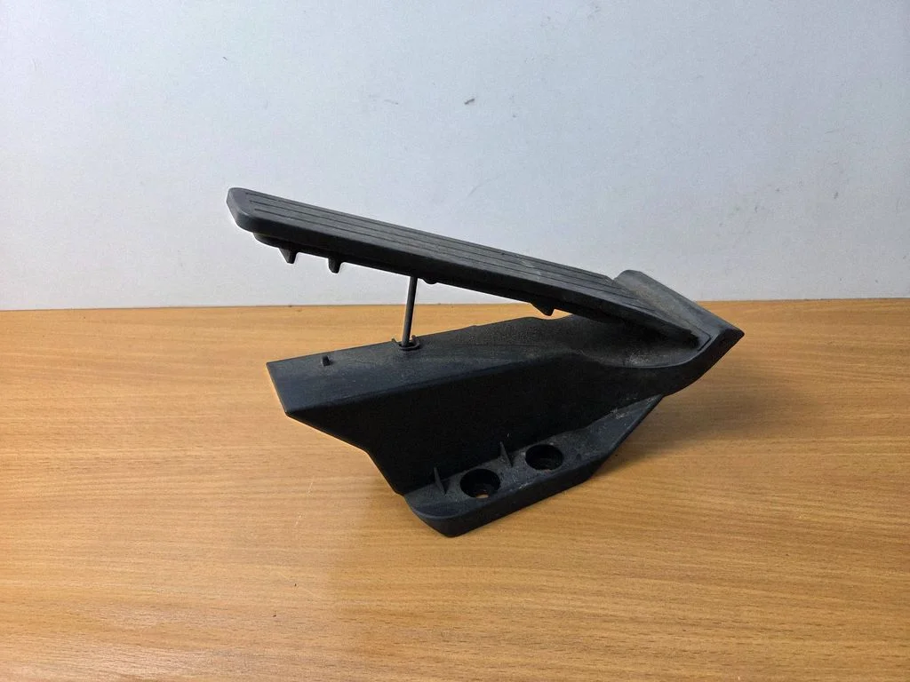 Accelerator throttle pedal – Mercedes-Benz E-Class W212 (2009-2016)
