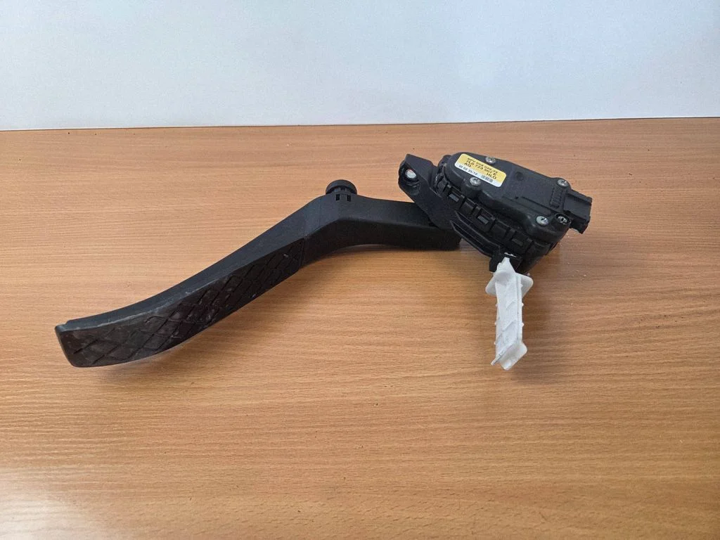 Accelerator throttle pedal 6PV00802626