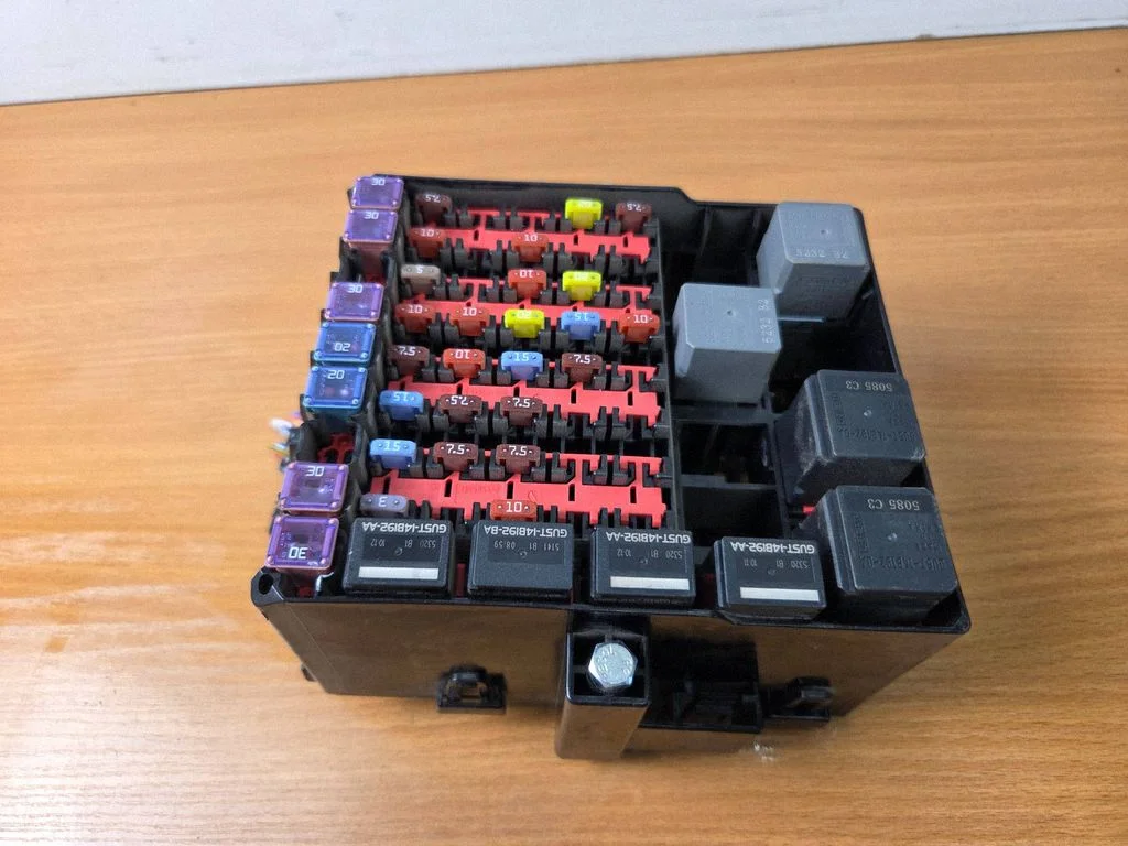 Fuse box set 8V5114A073AA