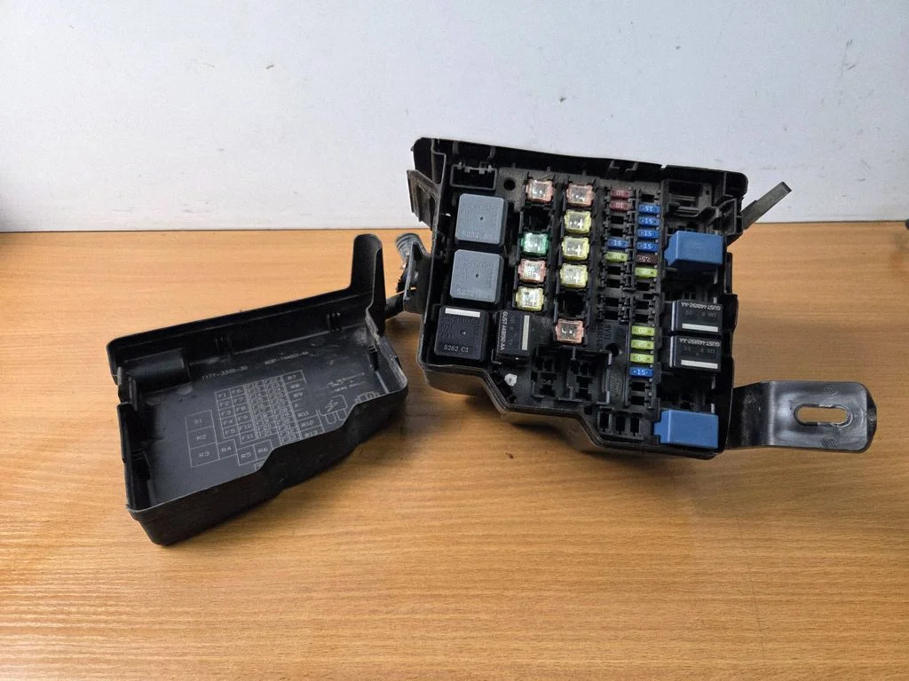 Fuse box set 8V5114B144BB