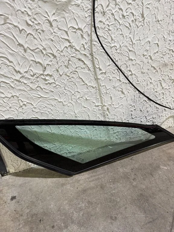 Kolmnurkne klaas kere esiosas – Citroen C4 Grand Picasso (2013-2018)