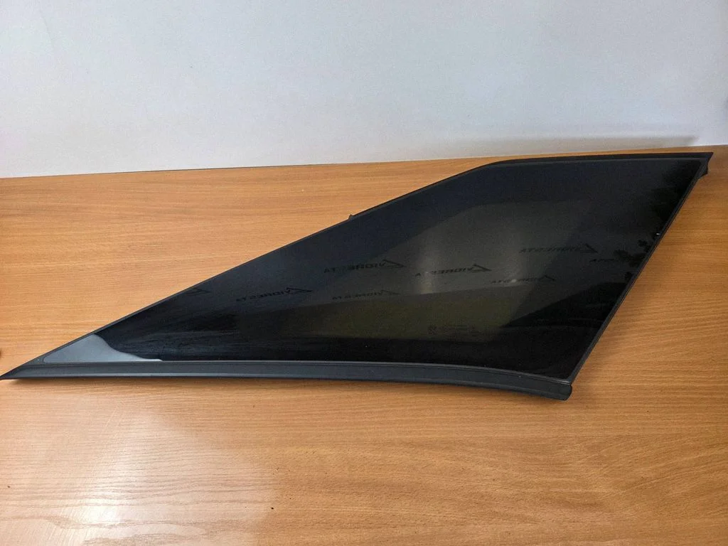 Rear side window 43R008600