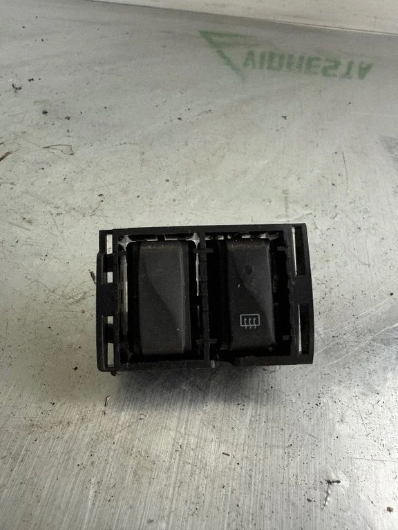 Windscreen/window heater switch – Opel Vivaro (2014-2018)