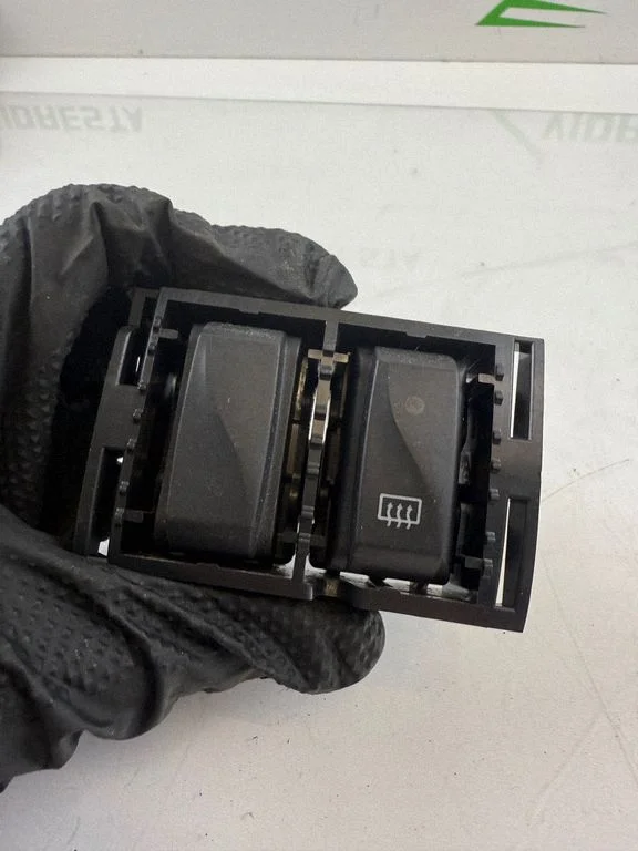Windscreen/window heater switch – Opel Vivaro (2014-2018)