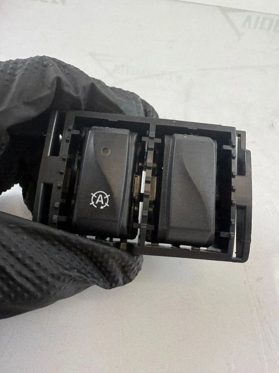 Windscreen/window heater switch – Opel Vivaro (2014-2018)