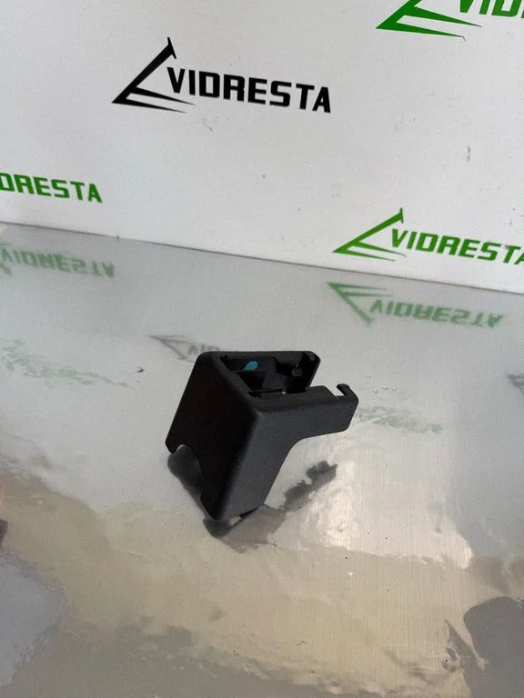 Osłona prowadnicy fotela kierowcy 81105T0A