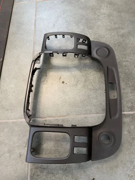 Radio/GPS head unit trim – Opel Vivaro (2014-2018)
