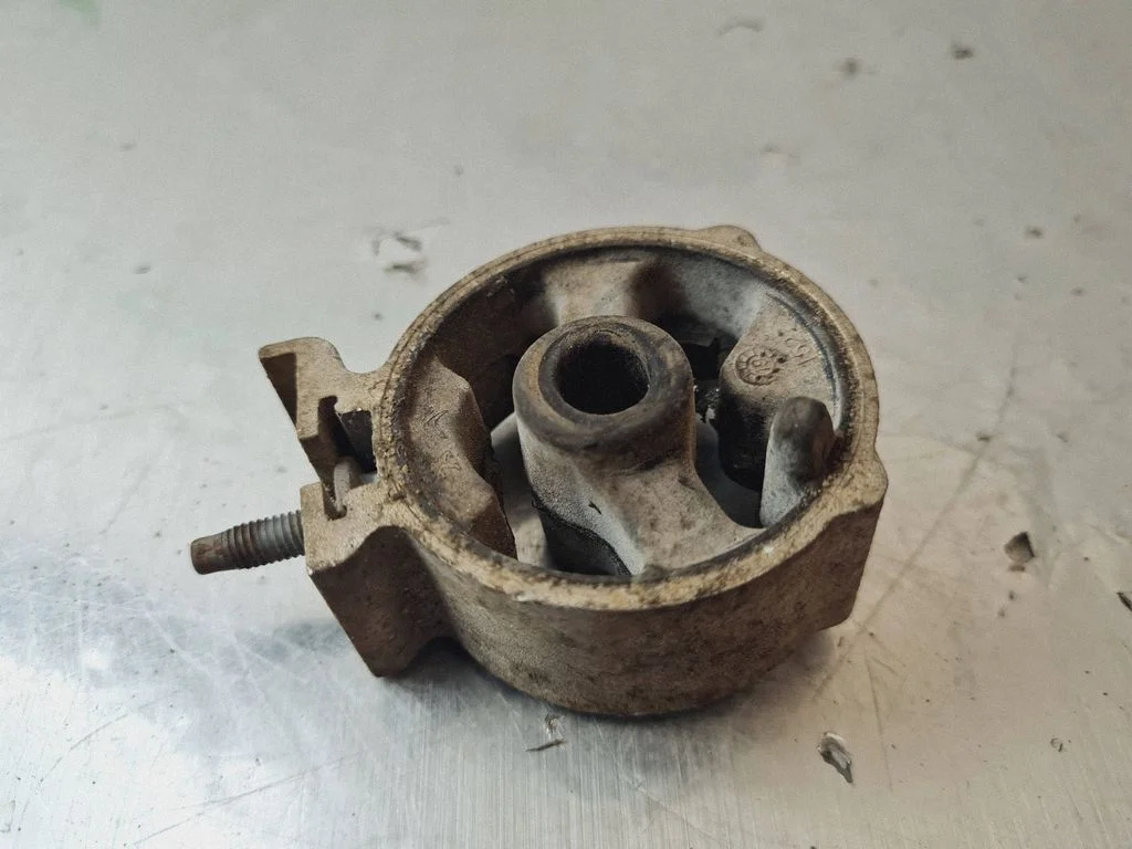 Muffler mount bracket/holder 743251