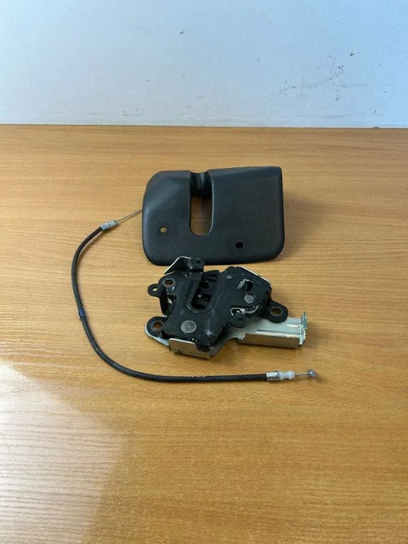 Seat back rest lock catch – rear right