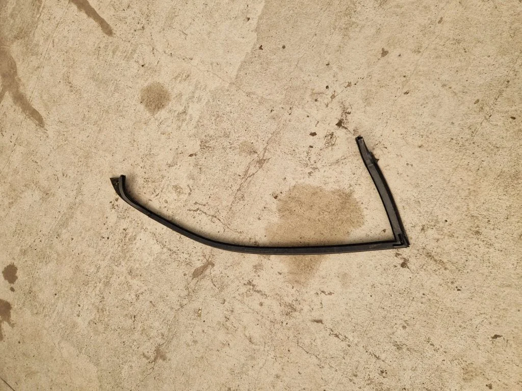 Rubber seal front coupe door window – Volkswagen Scirocco (2008-2016)