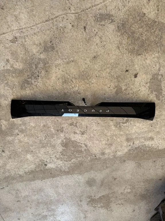 Uchwyt do zamykania klapy tylnej – Peugeot 208 II (2019-)
