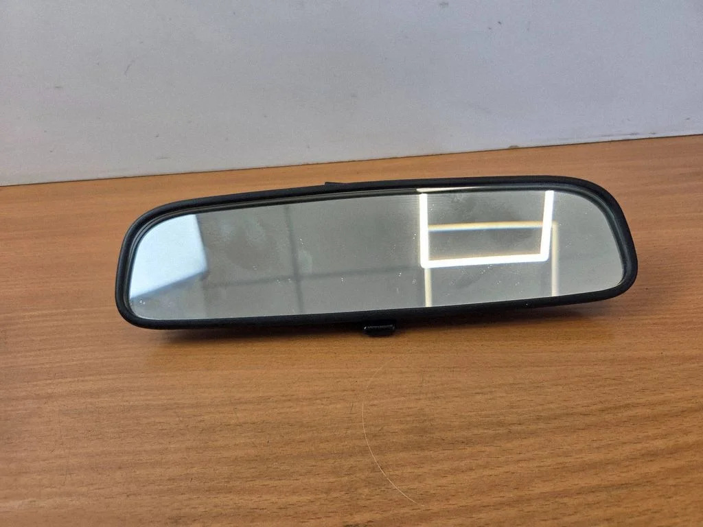 Rear view mirror (interior) E4012143