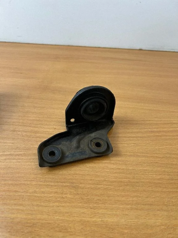 Radiator mount bracket