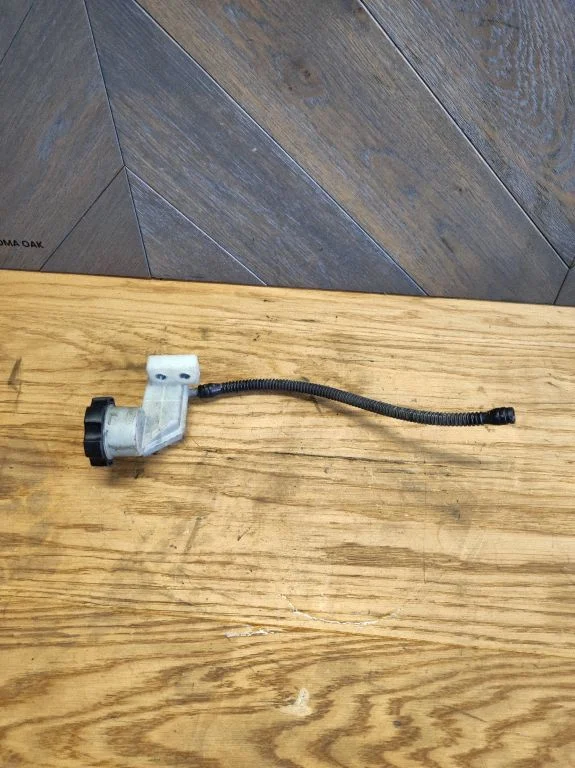 Clutch fluid reservoir/tank – Opel Antara (2006-2016)