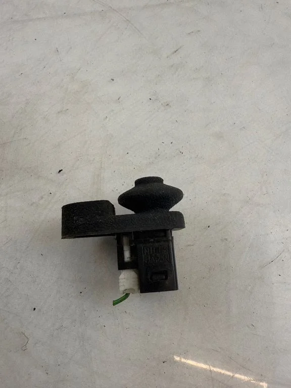 Laadimisukse avamise/ sulgemise andur – Nissan Qashqai (2010-2014)