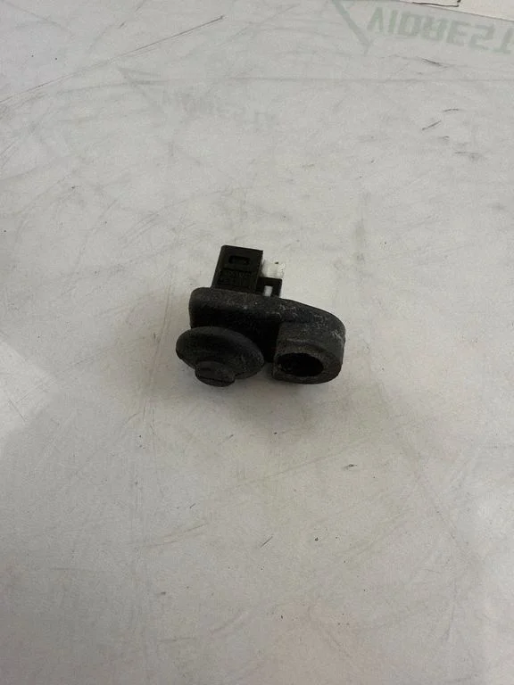 Laadimisukse avamise/ sulgemise andur – Nissan Qashqai (2010-2014)