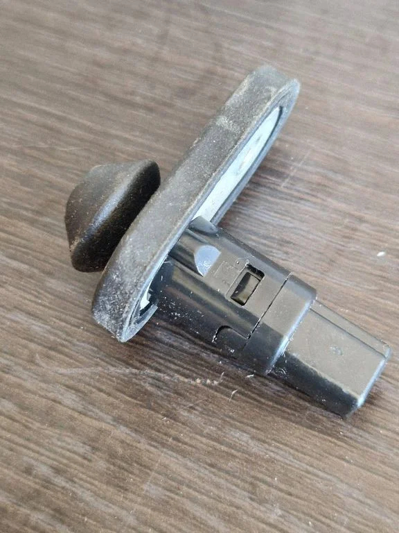 Laadimisukse avamise/ sulgemise andur – Toyota Avensis T270 (2015-2018)