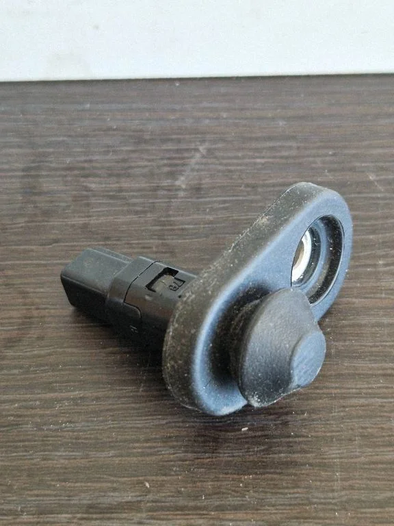 Laadimisukse avamise/ sulgemise andur – Toyota Avensis T270 (2015-2018)