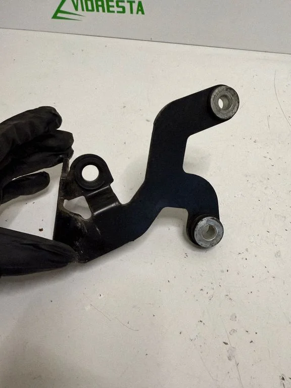 Gear shift cable bracket – Volvo XC70 (2008-2013)