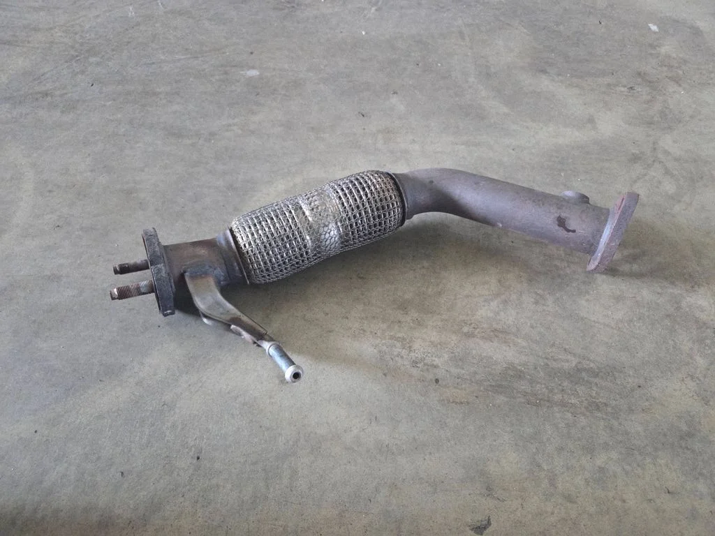 Muffler pipe connector clamp