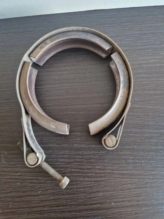 Muffler pipe connector clamp 31293467