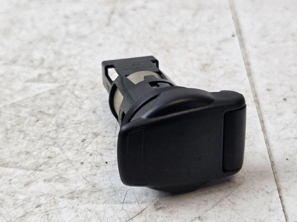 12 V Socket (front) – Nissan NV300 (2016-)