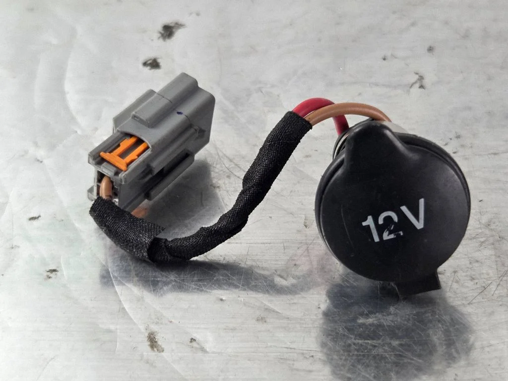 Gniazdo 12 V (tył) AM5T19A236AA