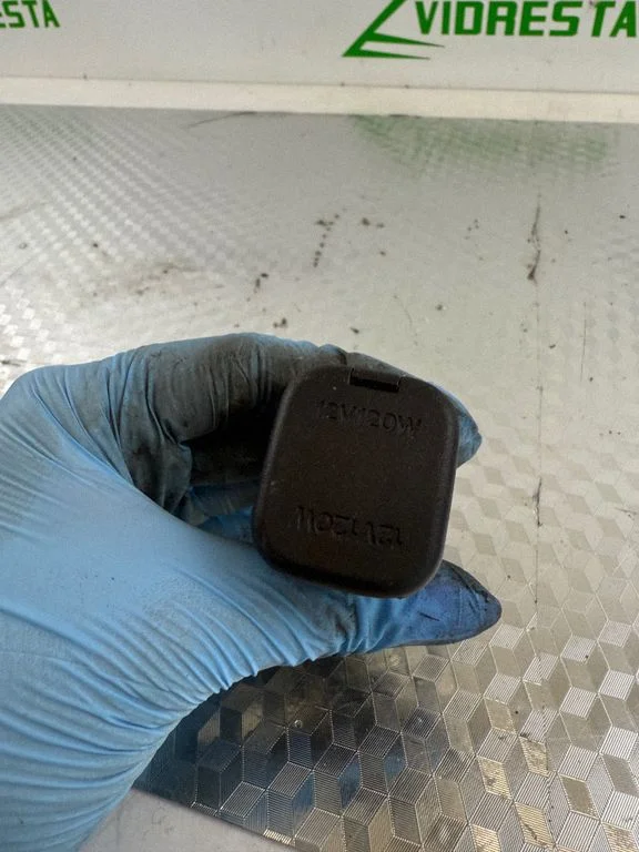 12 V Socket (rear)