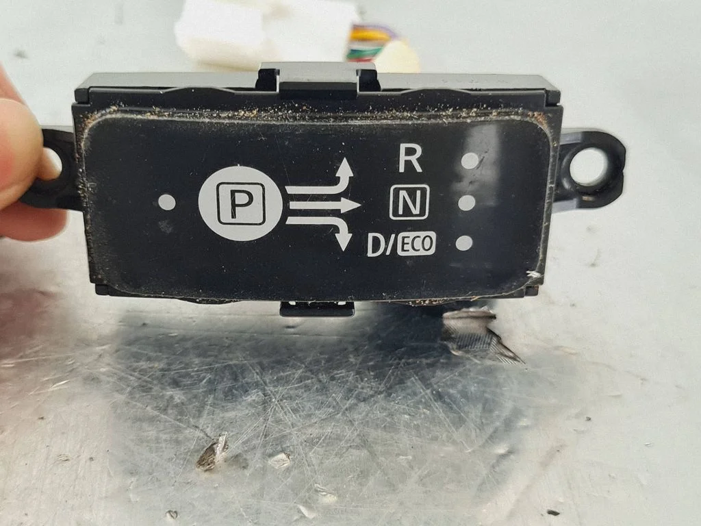 Gear selector – Nissan Leaf I (ZE0) (2010-2017)