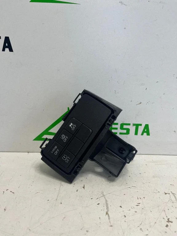 A set of switches – Mazda 2 (2022-)