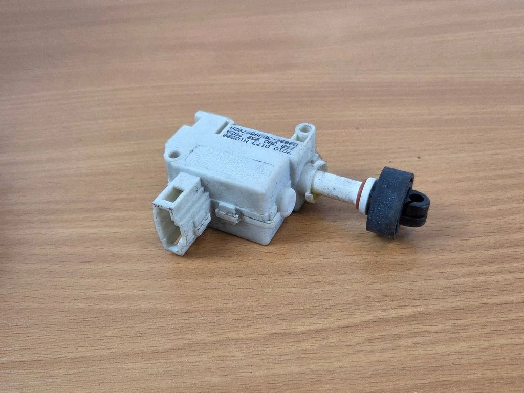 Fuel tank cap lock motor 3B0959782A