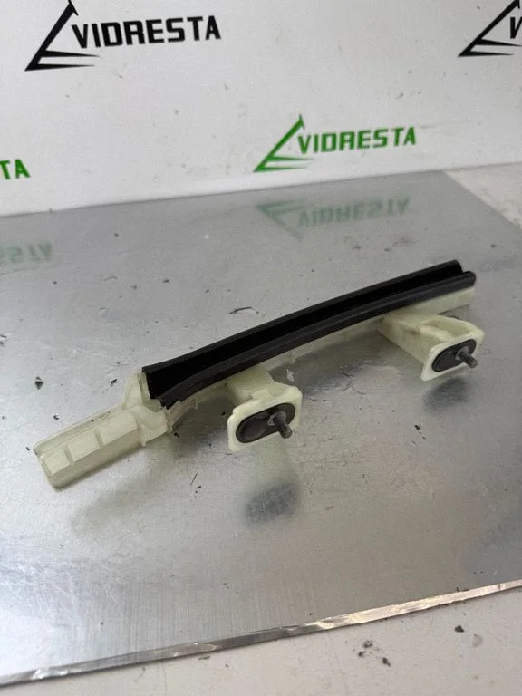 Prowadnica szyby drzwi przednich – Peugeot 208 II (2019-)