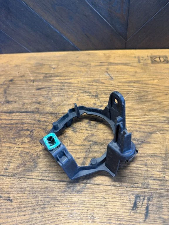 Fog light bracket – Nissan Leaf I (ZE0) (2010-2017)