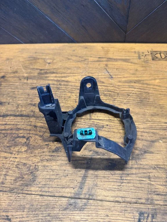 Fog light bracket – Nissan Leaf I (ZE0) (2010-2017)