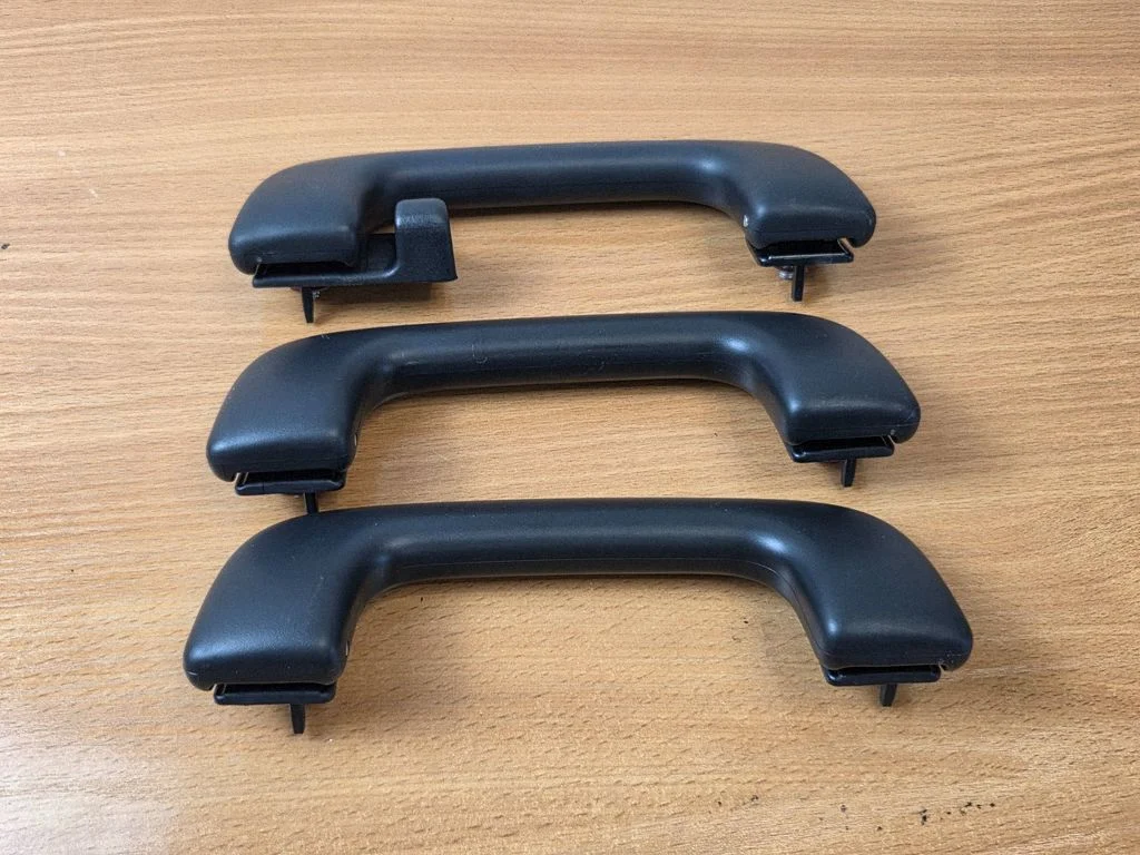 A set of handles for the ceiling 85342M0300