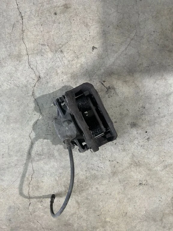 Front brake caliper – front right