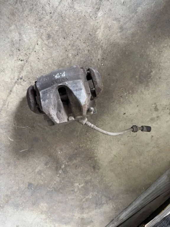 Front brake caliper – front right