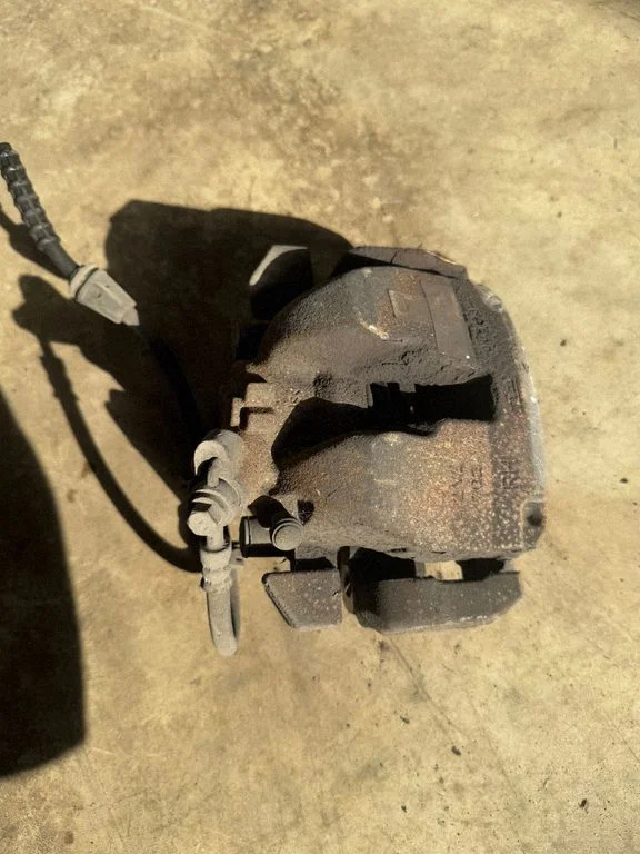 Front brake caliper – front right