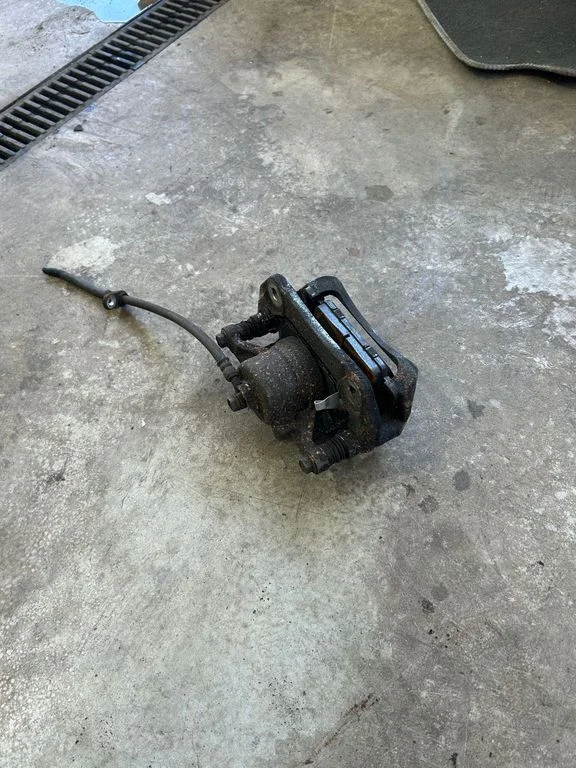 Front brake caliper – right