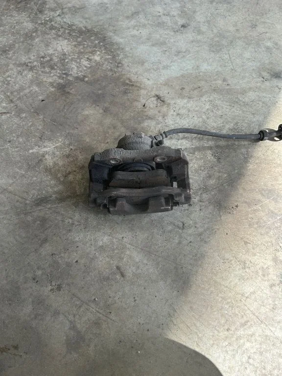 Front brake caliper – front right